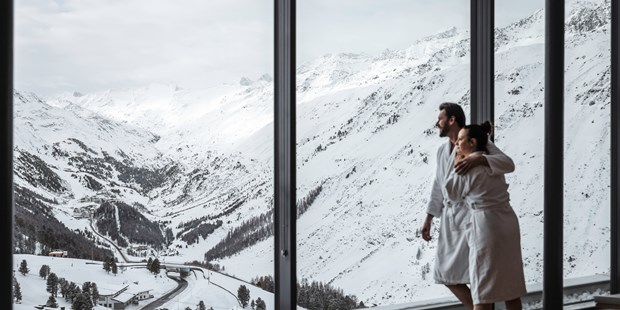 Destination-Wedding - Winter Freizeitprogramm: Eislaufen - Aussicht von der Sky Relax Area - SKI | GOLF | WELLNESS Hotel Riml****S