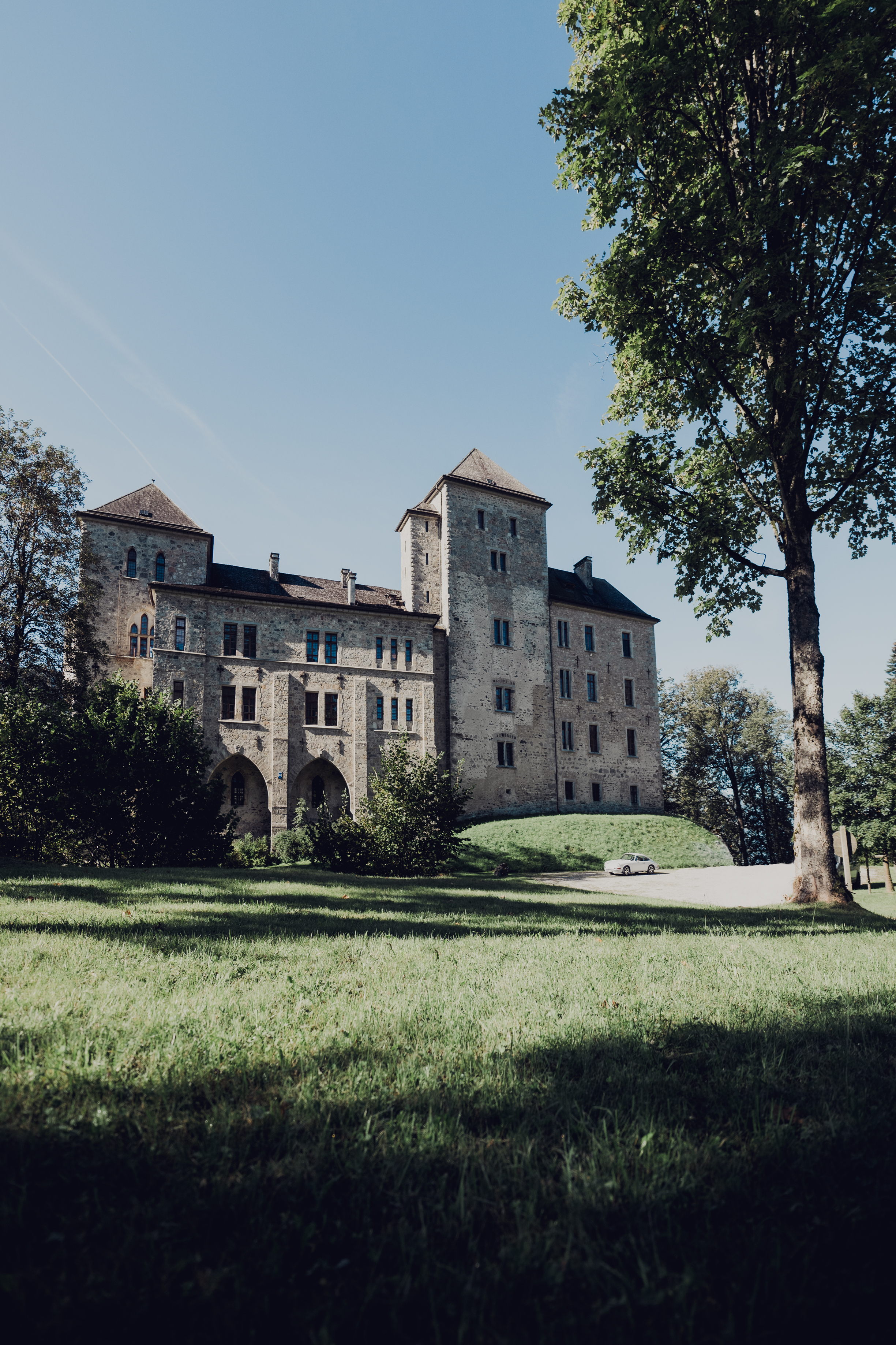 Hochzeitslocation - Auffahrts-/Park-Ansicht - Schloss Fischhorn