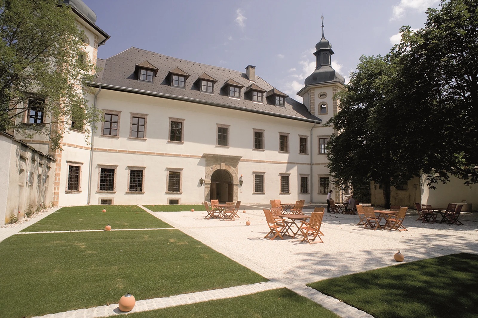 Destination-Wedding: Hochzeitslocation und Honeymoon im Gesäuse – Schloss Röthelstein verbindet romantisches Schlossambiente, Natur und Erholung für Hochzeit und Flitterwochen. - JUFA Hotel Schloss Röthelstein/Admont***