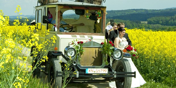 Destination-Wedding - Standesamtliche Trauung - Oldtimer-Cabrio-Bus - Hotel und Restaurant Lochmühle