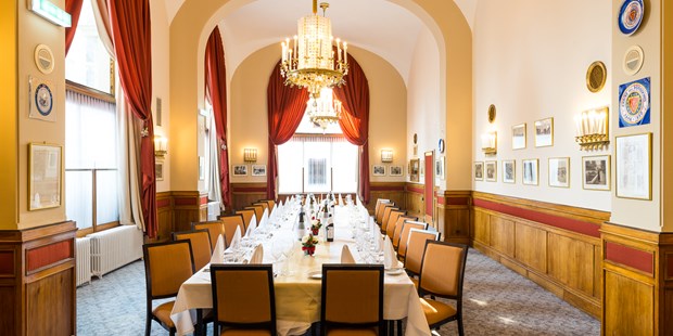 Destination-Wedding - Preisniveau Hochzeitsfeier: €€ - Donauraum - Votiv Saal - Hotel Regina