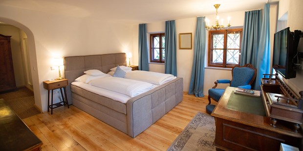 Destination-Wedding - Preisniveau Zimmer/Suiten: €€ - Doppelzimmer im Biedermeierstil - ****Hotel Schlosswirt zu Anif