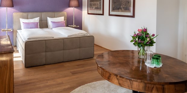 Destination-Wedding - Preisniveau Zimmer/Suiten: €€ - Suite im Biedermeierstil - ****Hotel Schlosswirt zu Anif
