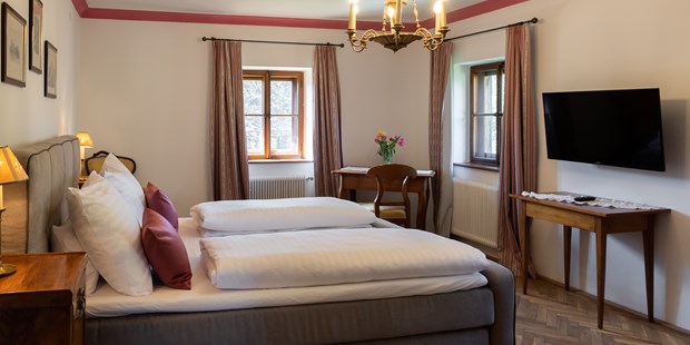 Destination-Wedding - Preisniveau Zimmer/Suiten: €€€ - Salzburg - Doppelzimmer im Biedermeierstil - ****Hotel Schlosswirt zu Anif