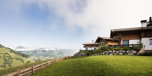 Destination-Wedding - Region Kitzbühel - Ausblick auf die Maierl-Alm und Chalet mit Blick auf die umliegenden Berge für eine Hochzeit mit Weitblick. - Maierl-Alm und Chalets