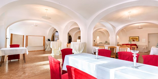Destination-Wedding - Preisniveau Zimmer/Suiten: €€ - Hermagor - Wodley Saal - Schloss Hotel Lerchenhof