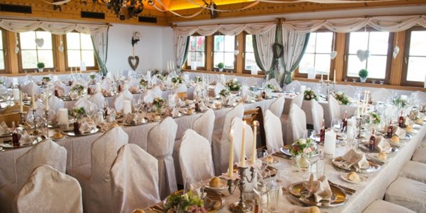 Destination-Wedding - Art der Location: Hotel / Chalet - Mittelkärnten - Hochzeitstafel für ca. 100 Personen im großen Saal E-Form - Gipfelhaus Magdalensberg