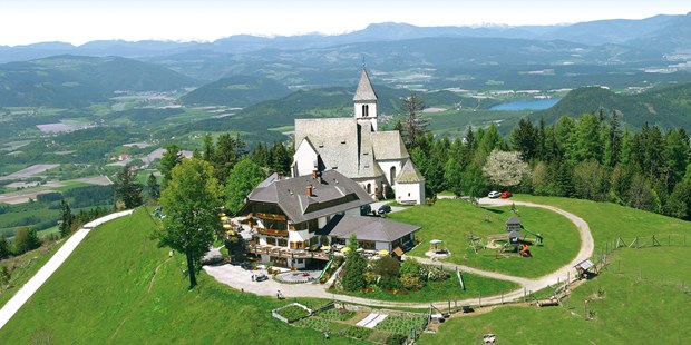 Destination-Wedding - Hunde erlaubt - Kärnten - Luftbild vom Gipfel des Magdalensberges mit Kirche und Gipfelhaus - Gipfelhaus Magdalensberg
