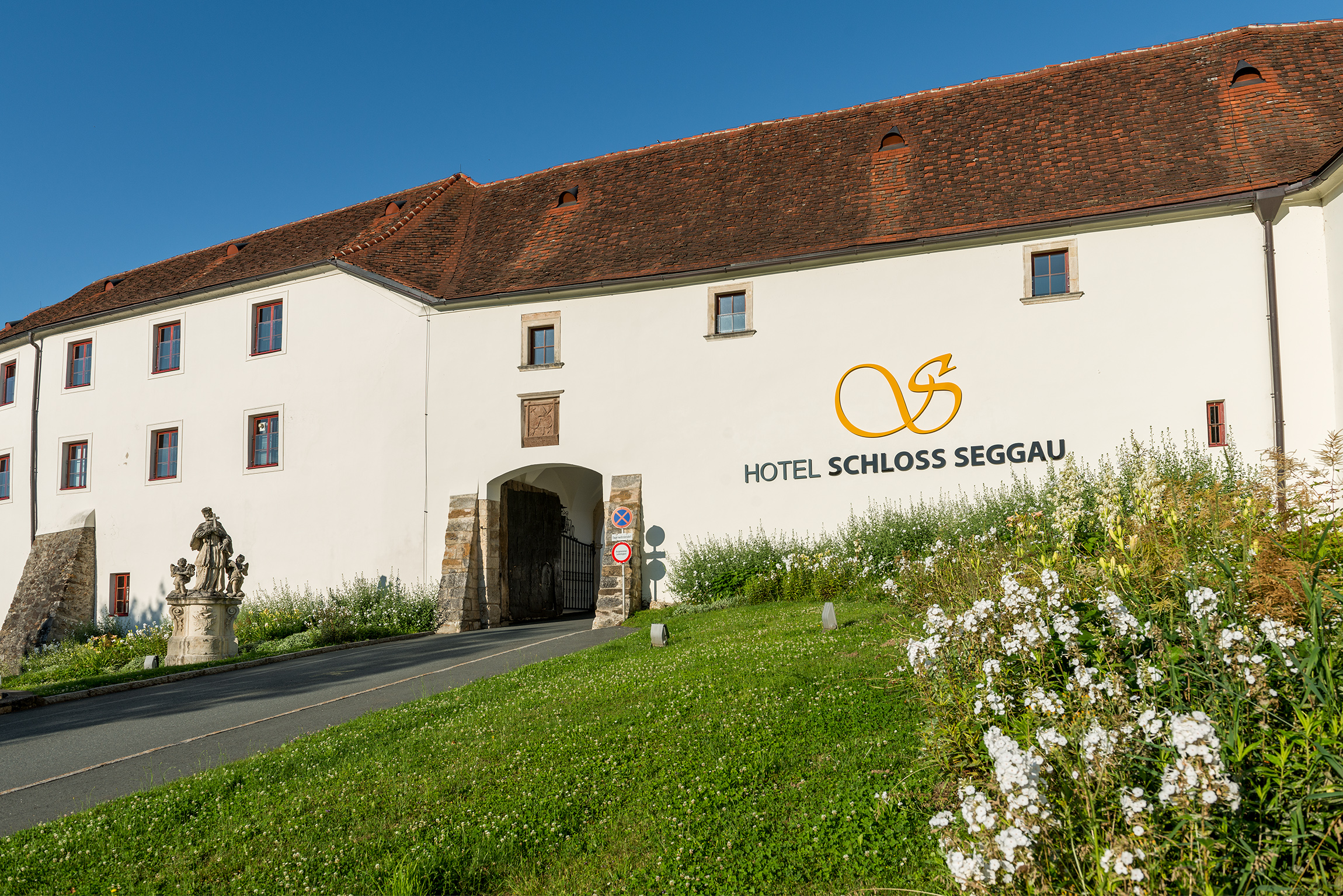 Hochzeitslocation - Hotel SCHLOSS SEGGAU - Eingangstor - Hotel SCHLOSS SEGGAU
