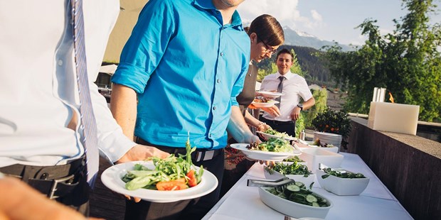 Destination-Wedding - Preisniveau Hochzeitsfeier: € - Eine Hochzeit mit Grillbuffet im Freien im Parhotel Hall, Tirol.
Foto © blitzkneisser.com - Parkhotel Hall