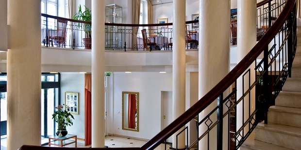 Destination-Wedding - Hunde erlaubt - Hochzeitstreppe in der Hotel-Lobby - Hotel Hanseatic Rügen & Villen