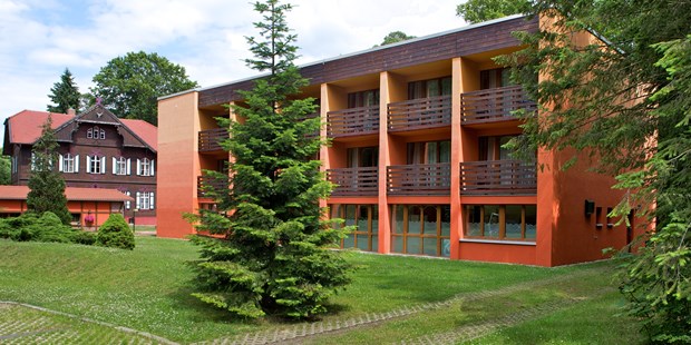 Destination-Wedding - Umgebung: am Land - Gästehaus mit dem Hotelzimmer - auf der Waldseite funktioniert das Babyphone bis in den Saal - Jagdschloss Waldsee