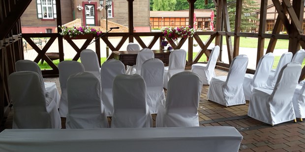 Destination-Wedding - Art der Location: Hotel / Chalet - Deutschland - Trauung unter dem Backhaus - Jagdschloss Waldsee