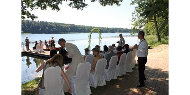 Destination-Wedding - Umgebung: am See - Deutschland - Trauung auf dem Steg - Jagdschloss Waldsee