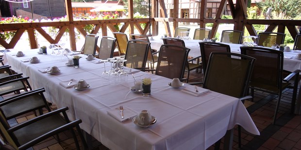 Destination-Wedding - Art der Location: Restaurant - Kaffeetafel unter dem Backhaus - Jagdschloss Waldsee