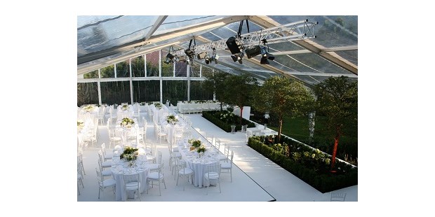 Destination-Wedding - Art der Location: Villa / privates Anwesen - Oberbayern - Catering im Zelt  - ViCulinaris im Kolbergarten