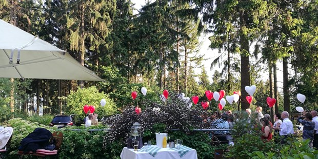 Destination-Wedding - Individuelle Anreise: Helikopterlandeplatz - Deutschland - Feiern im Grünem - Bergwirtschaft Bieleboh Restaurant & Hotel