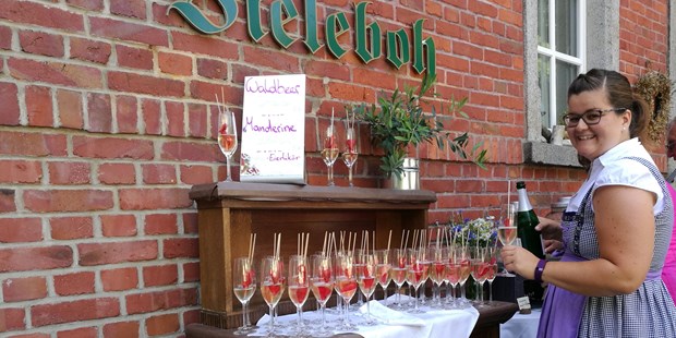 Destination-Wedding - Preisniveau Hochzeitsfeier: €€ - Beiersdorf - Sektempfang - Bergwirtschaft Bieleboh Restaurant & Hotel