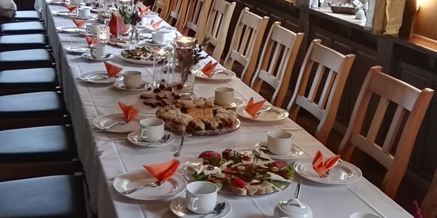 Destination-Wedding - Perfekte Jahreszeit: Herbst-Hochzeit - Kaffeetafel mit Herbstdekoration - Bergwirtschaft Bieleboh Restaurant & Hotel