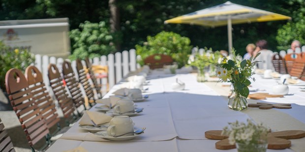 Destination-Wedding - Garten - Festliche Tafel - Bergwirtschaft Bieleboh Restaurant & Hotel