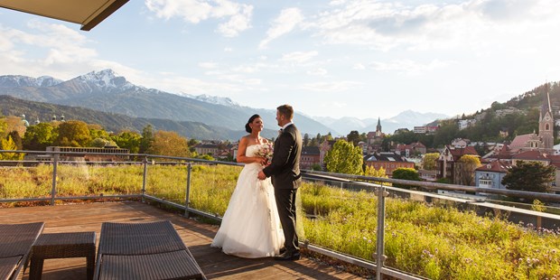 Destination-Wedding - Umgebung: in einer Stadt - Österreich - Heiraten über den Dächern Innsbrucks vor der einzigarten Bergkulisse der Tiroler Alpen - Austria Trend Hotel Congress Innsbruck