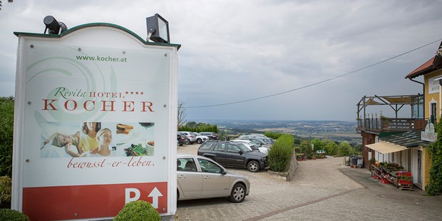 Destination-Wedding - Art der Location: Hotel / Chalet - Oberösterreich - Der hoteleigene Parkplatz sorgt für ausreichend Parkmöglichkeiten.
Foto © Sandra Gehmair - Revita Hotel Kocher