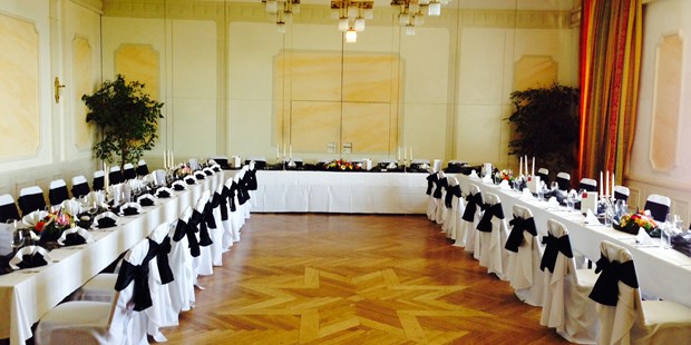 Destination-Wedding - Preisniveau Hochzeitsfeier: €€ - Wien - U-Form Bestuhlung im Wilhelminensaal - Austria Trend Hotel Schloss Wilhelminenberg