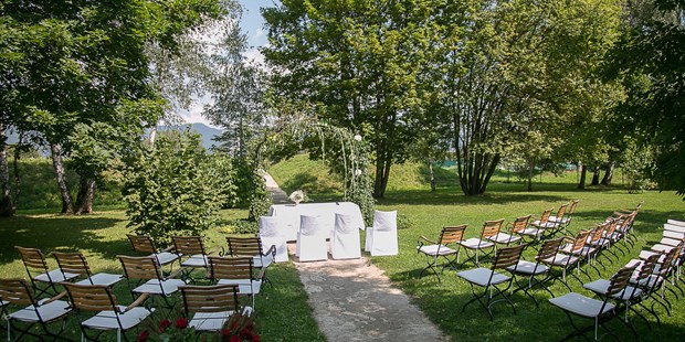 Destination-Wedding - Individuelle Anreise: Helikopterlandeplatz - Österreich - Trauung im Park beim Rosenbogen - Hotel Steirerschlössl