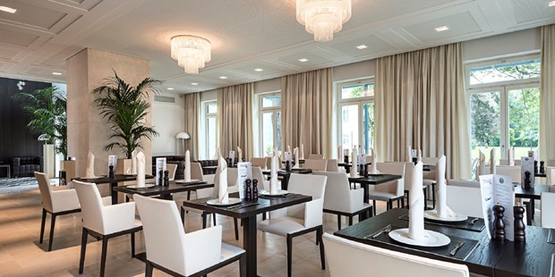 Destination-Wedding - Umgebung: im Park - Gästehaus Frühstücksraum - Hotel Steirerschlössl