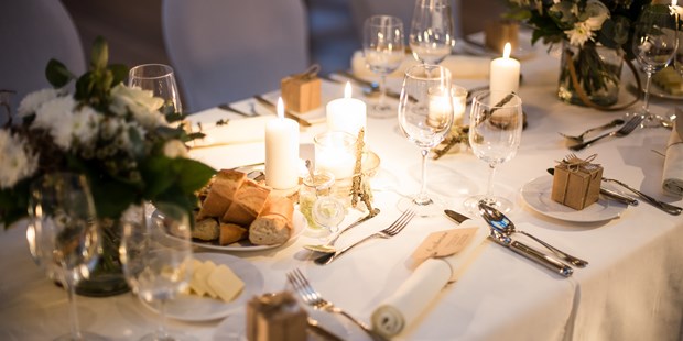 Destination-Wedding - Preisniveau Zimmer/Suiten: €€ - romantische Tischdekoration - Schloss Prielau Hotel & Restaurants