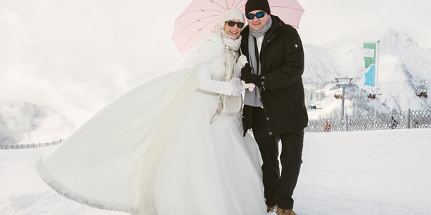 Destination-Wedding - Hunde erlaubt - Winterliches Hochzeitsfotoshooting - Schloss Prielau Hotel & Restaurants