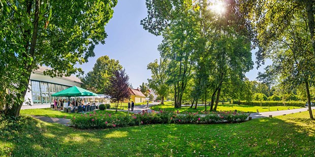 Destination-Wedding - Umgebung: im Park - Märchenhochzeit in der Orangerie, Europahaus Wien - Schloss Miller-Aichholz - Europahaus Wien