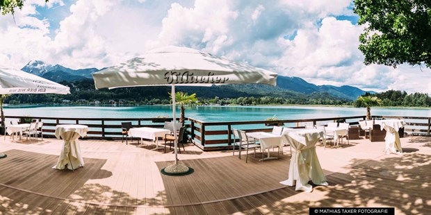 Destination-Wedding - Umgebung: mit Seeblick - Romantischer Augenblick an der Bootsanlegestelle - Inselhotel Faakersee - Inselhotel Faakersee