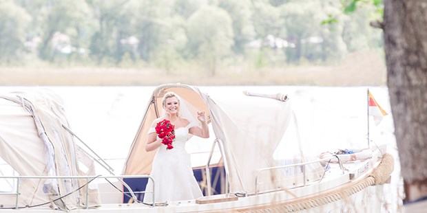 Destination-Wedding - Umgebung: am See - Kärnten - Ankunft der Braut auf der Insel im Faakersee - Inselhotel Faakersee - Inselhotel Faakersee
