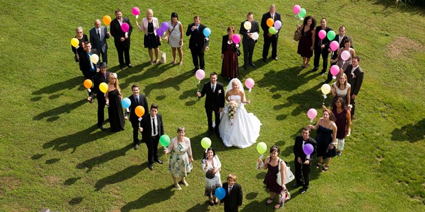 Destination-Wedding - Preisniveau Hochzeitsfeier: €€ - Faak am See - Menschen-Herz - Fotoshooting - Inselhotel Faakersee - Inselhotel Faakersee