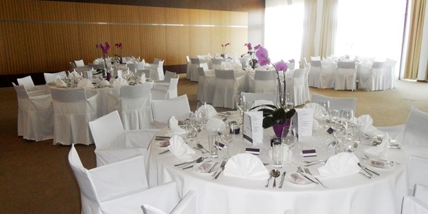 Destination-Wedding - Preisniveau Zimmer/Suiten: €€€ - Burgenland - Hochzeitstafel  - ST. MARTINS Therme & Lodge