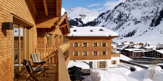 Destination-Wedding - Preisniveau Hochzeitsfeier: €€€€ - Arlberg - Außenansicht Hotelanlage im Winter - Hotel & Chalet Aurelio