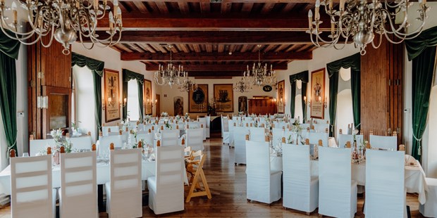 Destination-Wedding - Preisniveau Zimmer/Suiten: €€ - Süd & West Steiermark - Der große Rittersaal der Burg Deutschlandsberg mit Hussen. - Burg Deutschlandsberg