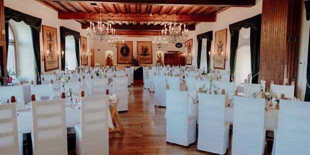 Destination-Wedding - Preisniveau Zimmer/Suiten: €€ - Süd & West Steiermark - Der große Rittersaal der Burg Deutschlandsberg mit Hussen. - Burg Deutschlandsberg