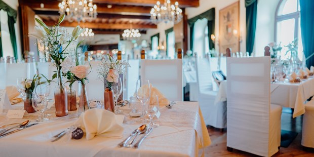 Destination-Wedding - Art der Location: Restaurant - Süd & West Steiermark - Der große Rittersaal der Burg Deutschlandsberg mit Hussen. - Burg Deutschlandsberg