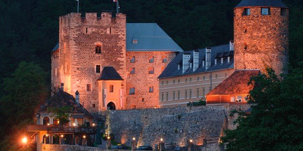 Destination-Wedding - barrierefreie Location - Süd & West Steiermark - Die Burg Deutschlandsberg bei Nacht. - Burg Deutschlandsberg