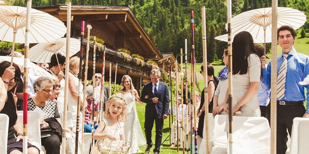 Destination-Wedding - Preisniveau Zimmer/Suiten: €€€ - PLZ 6764 (Österreich) - Trauung im Berghof-Garten - Der Berghof