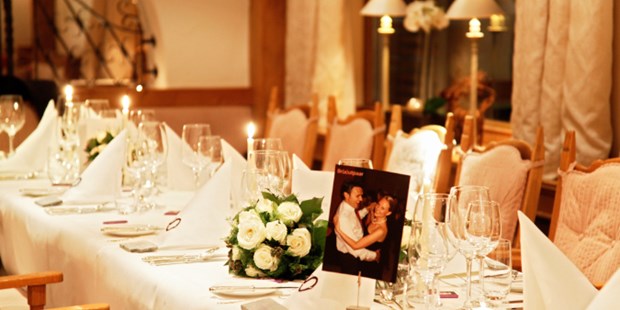 Destination-Wedding - Preisniveau Zimmer/Suiten: €€€ - PLZ 6764 (Österreich) - Hochzeitstafel - Der Berghof