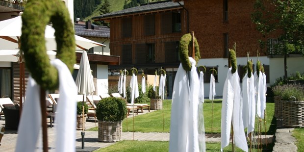 Destination-Wedding - Preisniveau Zimmer/Suiten: €€€ - Arlberg - Gartenschmuck  - Der Berghof