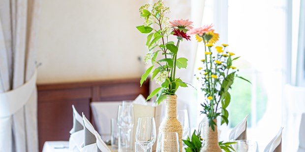 Destination-Wedding - Hunde erlaubt - Die stylisch, modern gedeckte Hochzeitstafel im Restaurant Birkenhof in Gols. - Birkenhof Restaurant & Landhotel ****