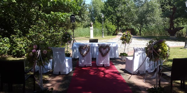 Destination-Wedding - Preisniveau Hochzeitsfeier: €€ - Standesamtliche Trauung im angrenzenden Biotoppark. - Birkenhof Restaurant & Landhotel ****