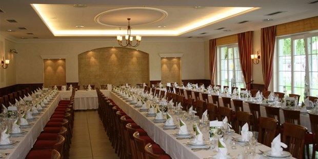 Destination-Wedding - Preisniveau Hochzeitsfeier: €€ - Neusiedler See - Der Festsaal des Birkenhof mit Tafelformation. - Birkenhof Restaurant & Landhotel ****