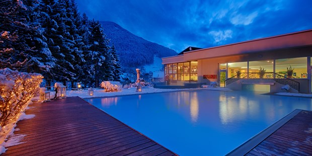 Destination-Wedding - Exklusivität - Österreich - In kalter Jahreszeit im warmen Thermalwasser schwimmen - "einfach herrlich" - Thermenwelt Hotel Pulverer*****