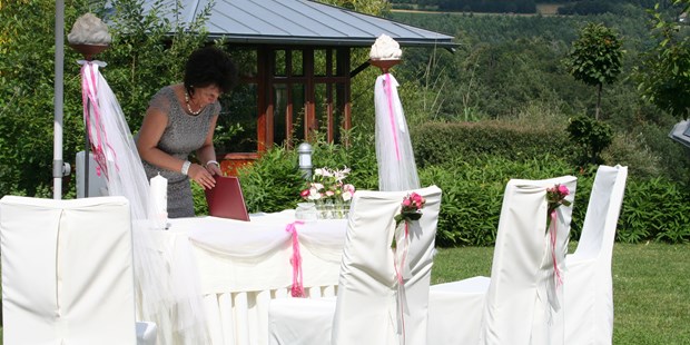Destination-Wedding - Preisniveau Hochzeitsfeier: €€ - Thermenland Steiermark - Standesamtliche Trauung am Pöllauberg in Retters Garten - Retter Seminar Hotel Bio Restaurant****