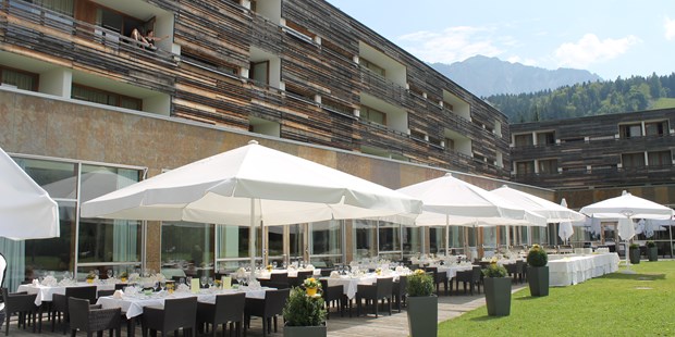 Destination-Wedding - Exklusivität - Udine - Tafel im Außenbereich - Falkensteiner Hotel & SPA Carinzia****